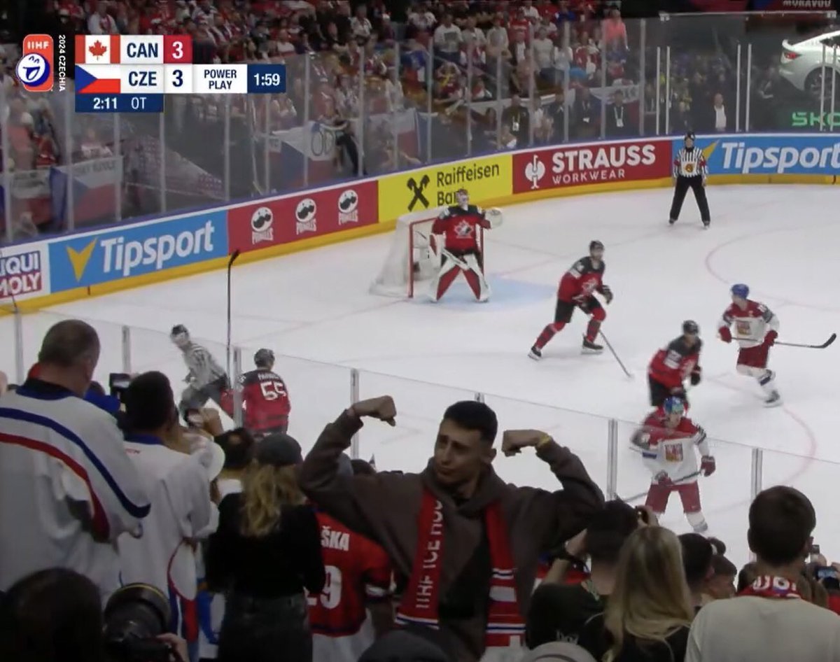 Je obhajitelné někoho takového prostě kopnout do hlavy? Nebo se to na hokeji nedělá?