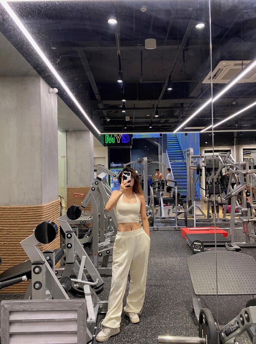 Today I got up early and went to the gym. Because of the early morning rain, sweat makes people light and fresh. 🏋️‍♂️🏋️‍♀️