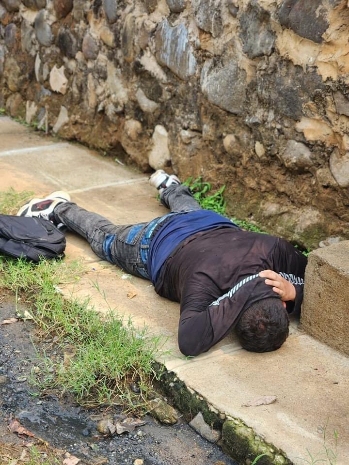 Una persona particular captó el momento en el que un sujeto asaltaba a los trabajadores de la pista de una gasolinera en Zacatecoluca, posteriormente le dio seguimiento junto con otras personas y el vigilante, logrando capturarlo en el sector conocido como la Pisquetas en el