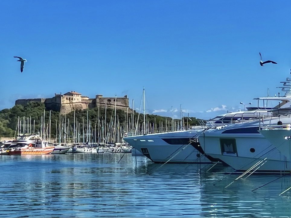 🧿 𝔼nvolons-nous vers une belle soirée #Antibes #CotedAzurFrance