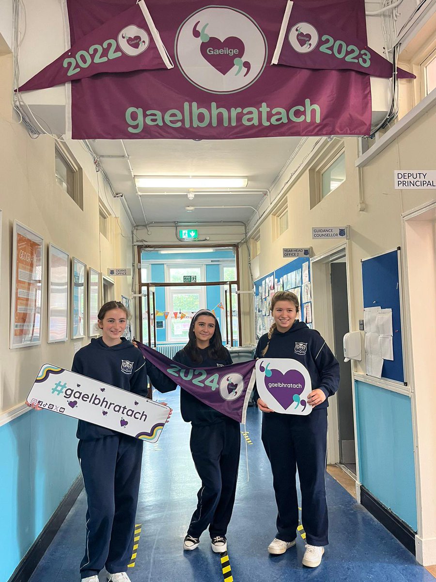 coistemhs's tweet photo. Comhghairdeas mór leis an gCoiste Gaeilge a bhain an Gaelbhratach amach don cheathrú bliain i ndiaidh a chéile👏💜 Táimid an-bhródúil as an obair go léir atá déanta acu chun an Ghaeilge a chur chun cinn timpeall na scoile! Táimid an-bhródúil astu! @Gaelbhratach10 @ManorHseRaheny https://t.co/JqUbcSBRm7