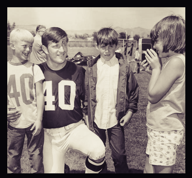 Happy birthday to former Raider FB Pete 'Rooster' Banaszak, May 21, 1944. Super Bowl XI champion 💍 1967 AFL champion 🏆 *Scored 52 TDs in 13 yrs. (Reg. & Playoffs) 💰 Stabler to Banaszak to Casper = Holy Roller! ⚡️