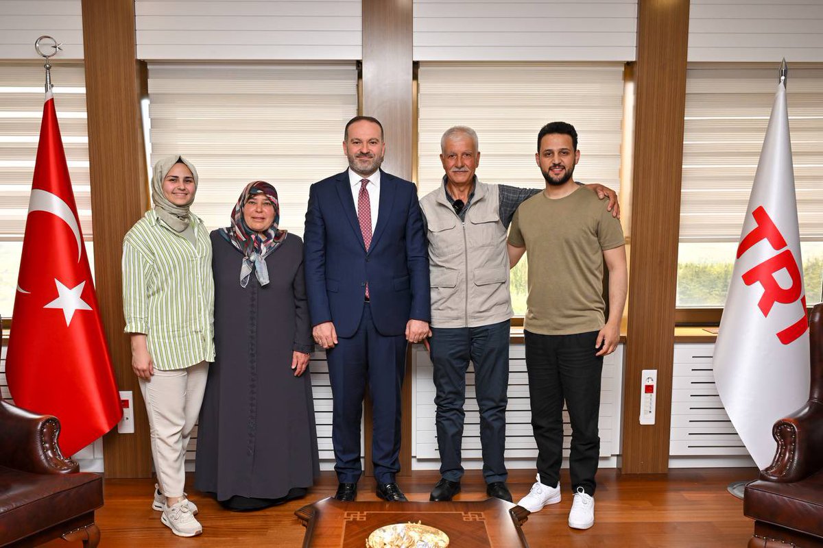 “Allah’ın rızasını arıyorum”, “gönüllerin de tamircisi olmak istiyorum” sözleriyle İslam’ın özünü yansıtan Turgut Kılıç amcamızı ve kıymetli eşini TRT’de ağırladık, hikmetli muhabbetlerinden feyzaldık.

Gönlü geniş, dili bereketli Turgut amcamızdan Rabbim razı olsun.