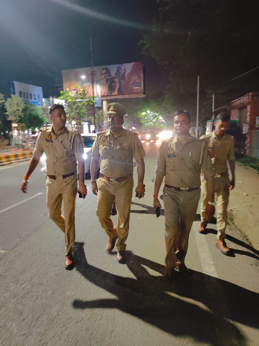 #PoliceCommissionerateAgra

@DCPCityAgra @SurajRai_IPS के निर्देशन में कानून/शांति व्यवस्था के दृष्टिगत #थाना_हरीपर्वत पुलिस टीम द्वारा थाना क्षेत्रान्तर्गत संवेदनशील स्थानों एवं मार्गों पर की गई पैदल गश्त। 

#UPPolice