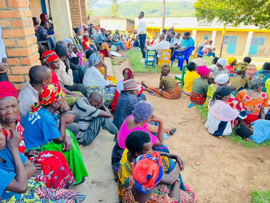 UNILAK_LSS's tweet photo. Uyu munsi Ihuriro #UNILAKLSS ku bufatanye na @NyanzaDistrict batanze ikiganiro ku itegeko rigenga imicungire y'umutungo w'abashyingiranywe impano n'izungura mu kagari ka #Runga mu nteko y'abaturage isanzwe iba buri wa kabiri.  @Rwanda_Justice @unilak_rwanda @Llegalclinic https://t.co/Znl330Qjwd