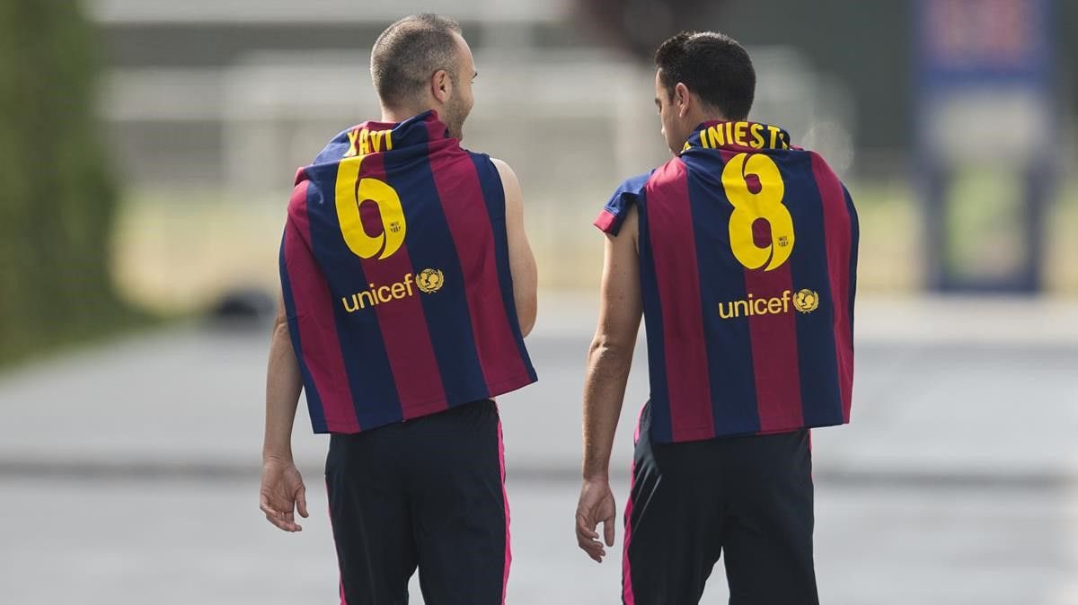 cullera5's tweet photo. Xavi e Iniesta se van del FCB a los 34-35 años, el relato: flojos, mira Modric a los 38, no dan para más....
Kroos se va del Madrid a los 34: top historico, leyenda, se va en el mejor momento...
Lo único que hace cambiar el relato es el escudo que llevan en el pecho. https://t.co/7xx5ZHEOqL