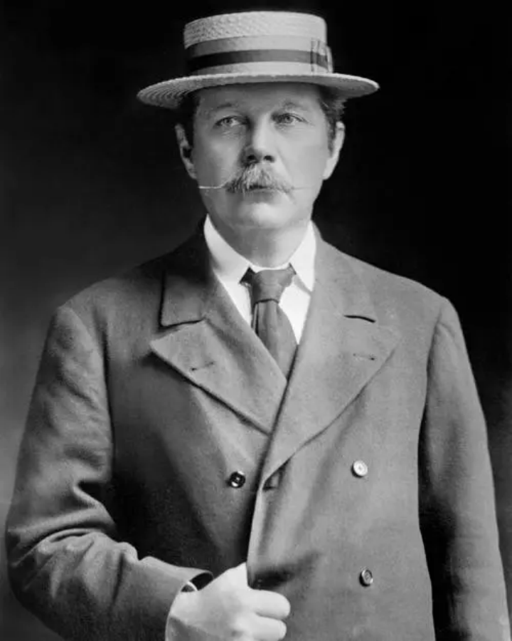 #TalDíaComoHoy de 1859 nació Arthur Conan Doyle, médico y escritor escocés, creador del célebre detective de ficción Sherlock Holmes. #AutoresPenguin