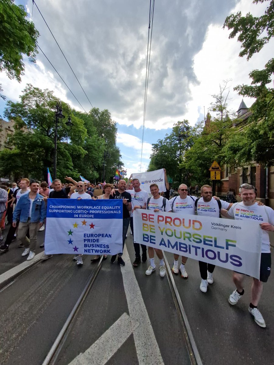 🏳️‍🌈🇵🇱🏳️‍🌈🇪🇺🇩🇪Jesteś wspaniały. Wielkie dzięki🇵🇱 #Pride in #Kraków. Welch großartige Eindrücke wir mitnehmen durften. Spannend, wie sich die Zeiten ändern: Wurden 2006 Teilnehmer noch massiv körperlich attackiert, eröffnete heuer der Krakauer #Bürgermeister Jacek #Majchrowski 1/x