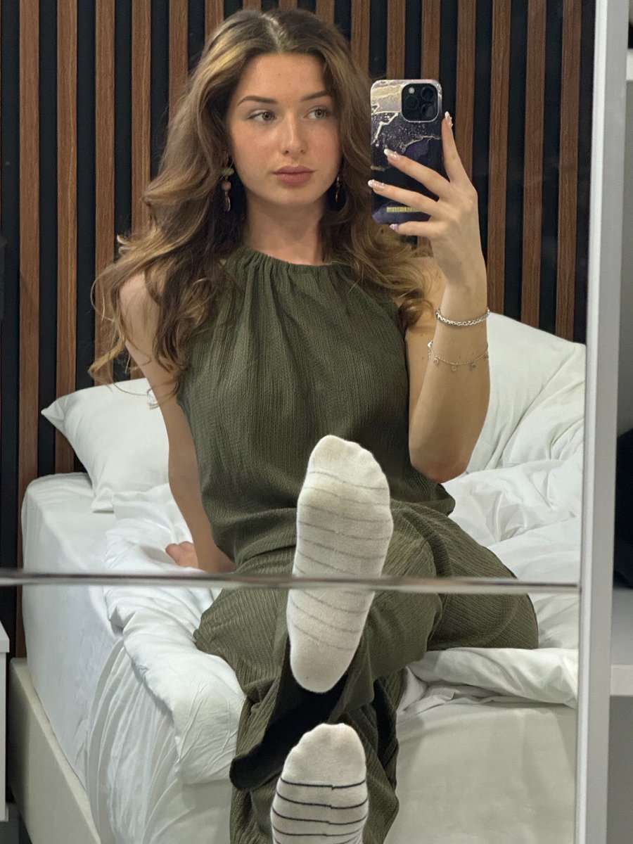 Goddess Emma ♛ tweet media