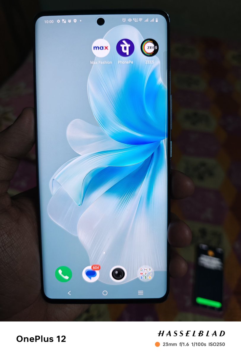 VIVO V30 Pro in the house. Looks really good and cameras are just🫶🏻. I didn't like the FuntouchOS at all but that's just me. I will post some camera samples tomorrow.