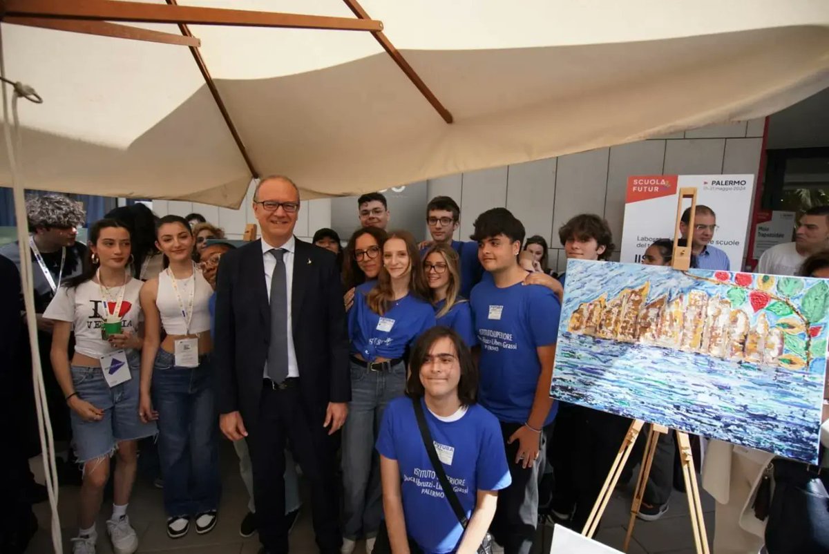 G_Valditara's tweet photo. Oggi a Palermo una giornata straordinaria, ricca di incontri con studenti e insegnanti in occasione del campus itinerante #ScuolaFutura.

Qui il mio intervento alla cerimonia conclusiva dell'iniziativa👇🏻
https://t.co/kaw7PXtQTA https://t.co/xOx2NPmasp