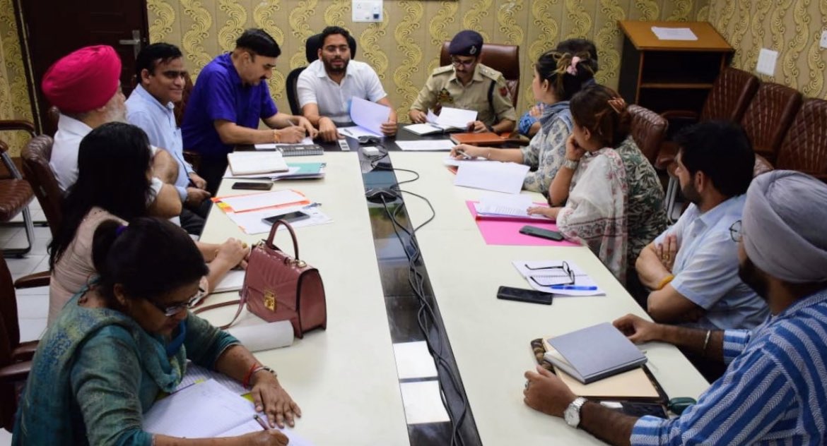 DC Jammu, @justcsachin led a meeting on rehabilitation of street children in distress. Stakeholders were asked to draft an action plan focussing on shelter, education and family counselling as alternatives to begging on the streets. @dmjammuofficial @infjammu @diprjk