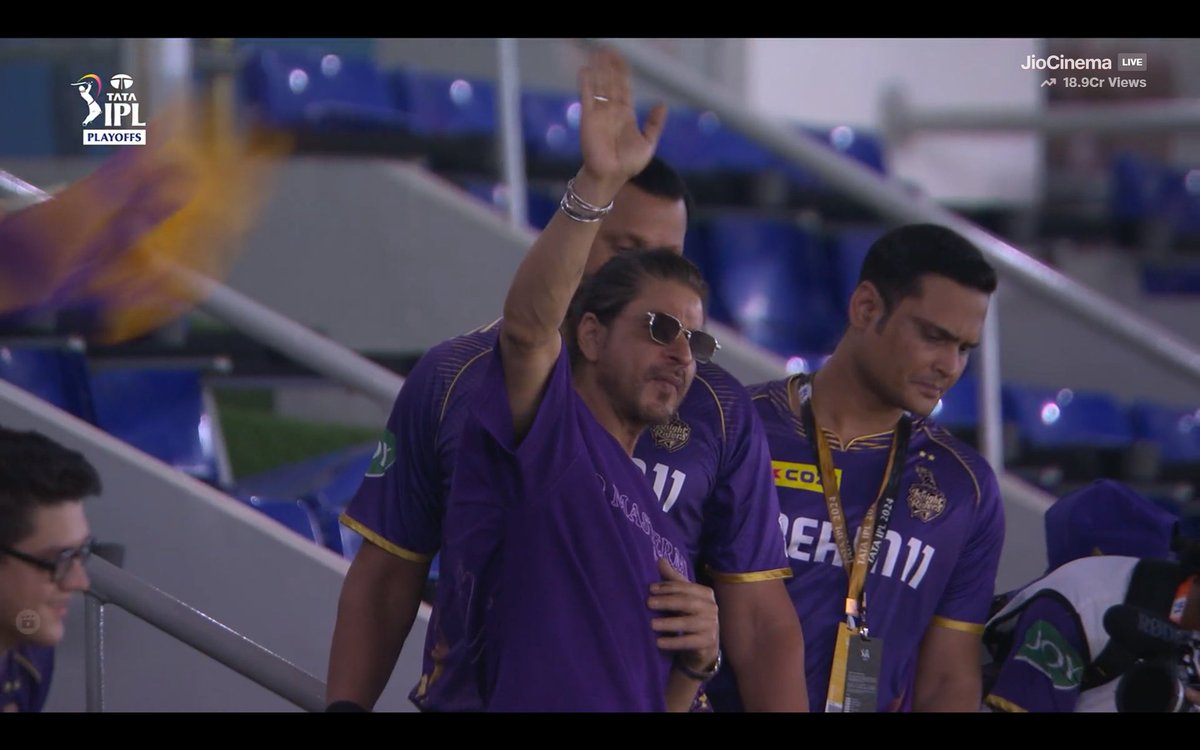 Celebration by the King of Indian Cinema, Shah Rukh Khan after KKR qualifying into the final. 👌