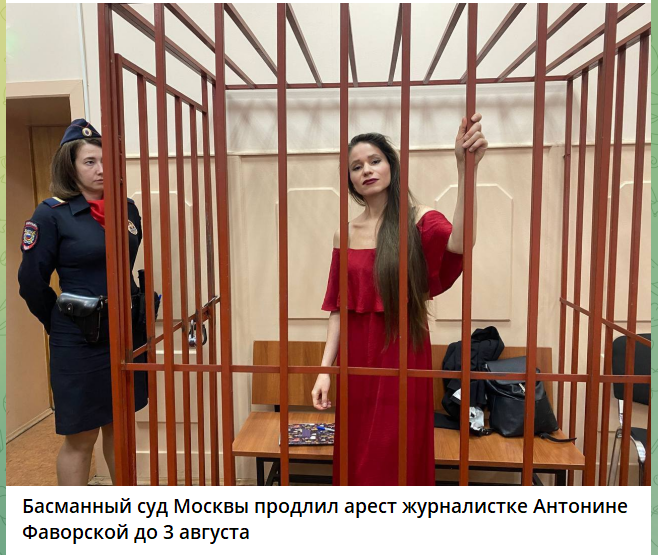 jitel_rf's tweet photo. Два женских олицетворения современной России.
- В клетке свобода, творчество, гуманизм.
- С другой стороны надзирательница с неодобрением поглядывает "ишь вырядилась, как на праздник", у самой дома муж такой же мент и перспектива на жильё в Балашихе. Мрак внутри. https://t.co/8vCh6Medqp