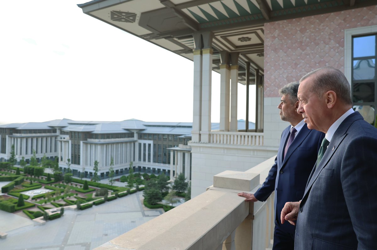 Cumhurbaşkanımız @RTErdogan, Romanya Başbakanı Marcel Ciolacu'ya Cumhurbaşkanlığı Külliyesi'nin balkonundan başkenti tanıttı.