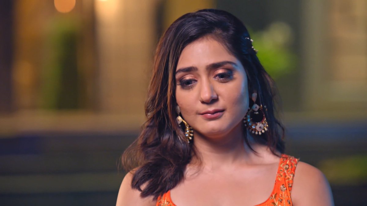 Pyaar jitna khoobsurat jazba hai naa, 
Utna hi ajeeb bhi hai... Matlab dil aur dimag mein taal mail hi nhi bethta 
Dil bas apni man-mani karta hai
Isliye pyaar karna kabhi galat nhi hota 
Aur pyaar karke dubara kabhi regret nhi karna chiye #vanshaj