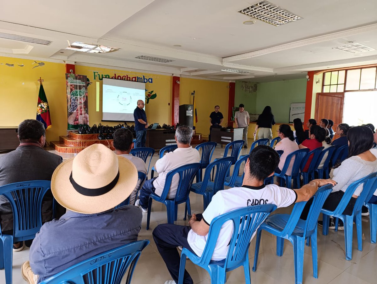 utpl's tweet photo. ☕️🌱 La carrera de #EconomíaUTPL se une a los productores cafetaleros de la parroquia Fundochamba del cantón #Quilanga en el marco del proyecto de @utplvinculacion "Fortalecimiento de la cadena de valor del café".

📍 Juntos, estamos trabajando para mejorar la calidad y competitividad de nuestro #CaféLocal. ¡Un gran paso hacia el desarrollo sostenible y el crecimiento económico de nuestra comunidad! 🙌