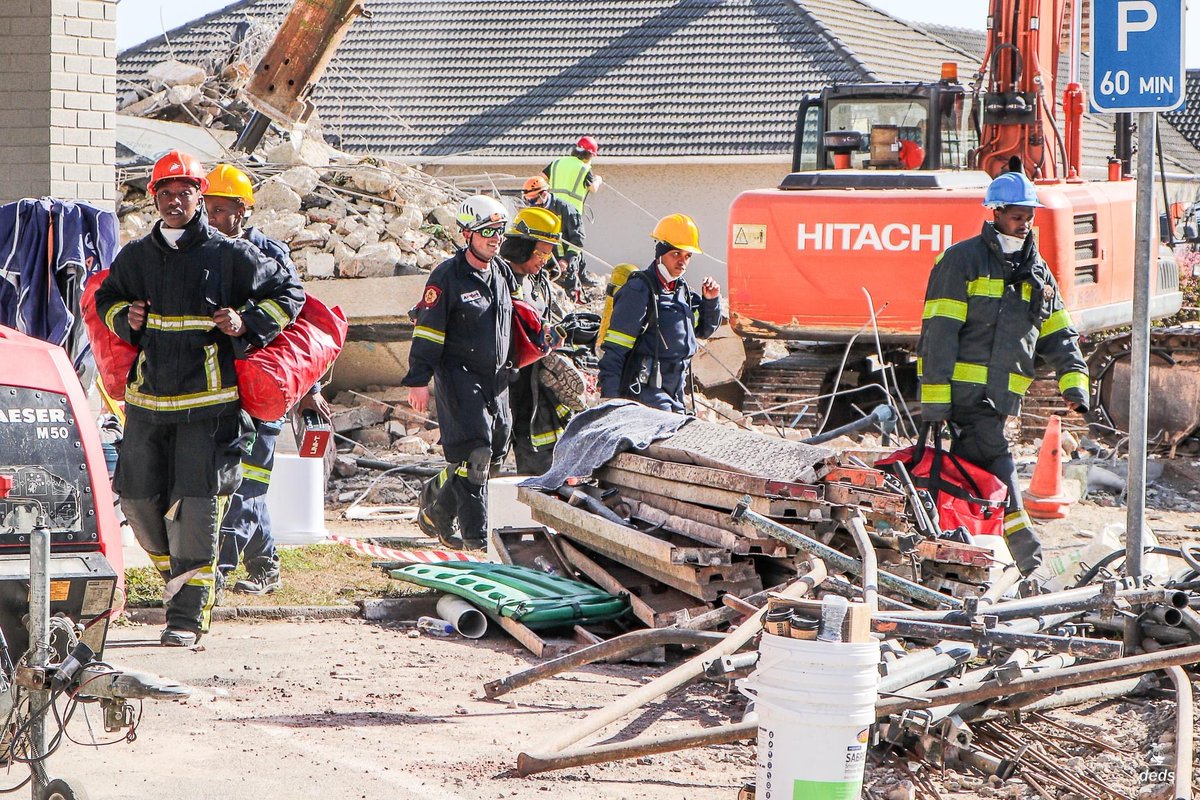 Garden Route District MM shares words of appreciation to Role-players of partially-built Building Collapse Rescue and Recovery Operations buff.ly/3UU3tlh #ArriveAlive #SearchAndRescue #BuildingCollapse @DistrictRoute