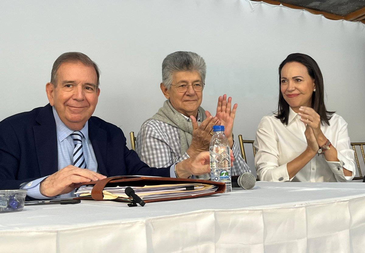 Nuestro Secretario General Nacional <a href="/hramosallup/">Henry Ramos Allup</a> junto al próximo Presidente de todos los venezolanos <a href="/EdmundoGU/">Edmundo González</a>, y <a href="/MariaCorinaYA/">María Corina Machado</a>. ¡Vamos a ganar, en unidad hacia el cambio! #ADecosConEdmundo🇻🇪