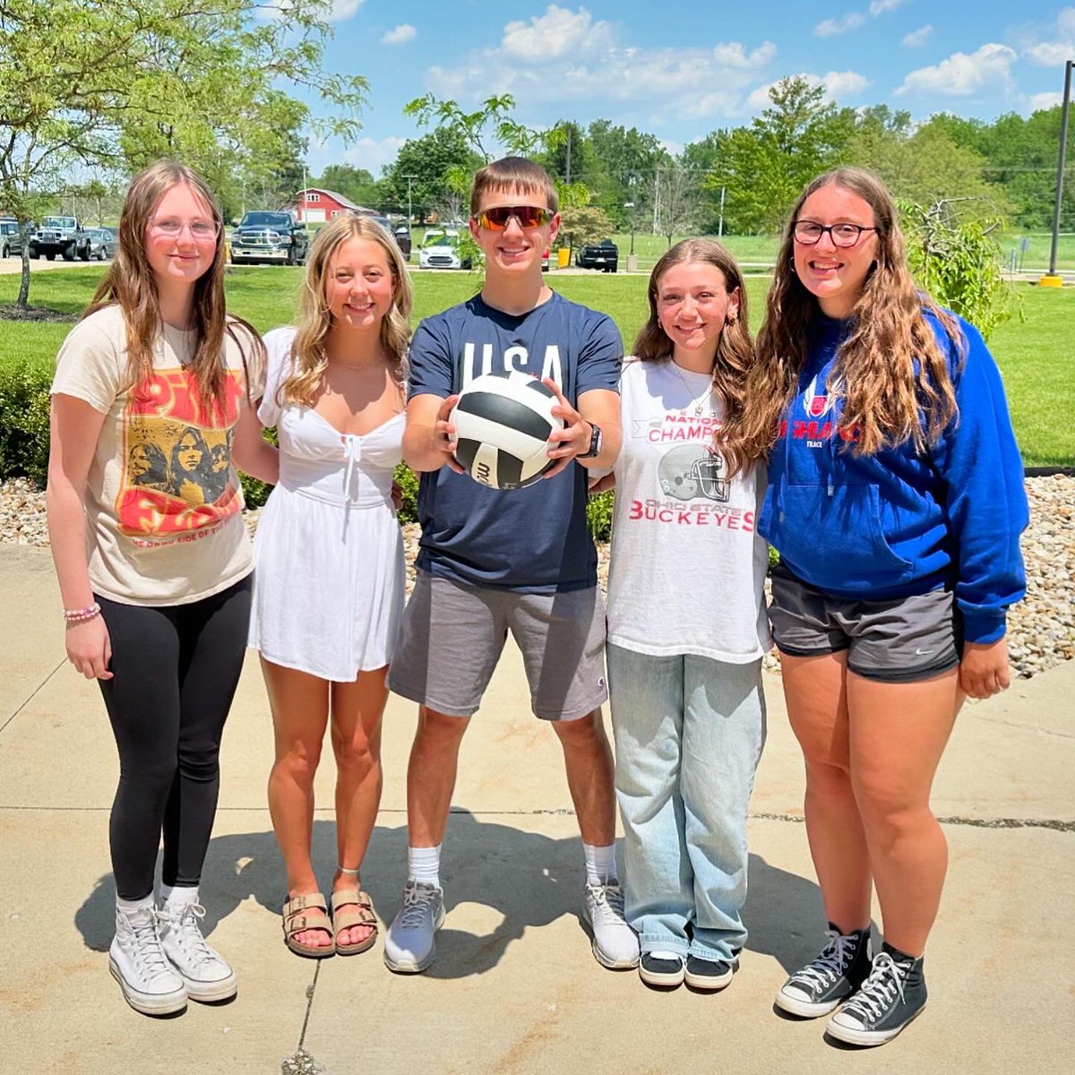 MsChatterton's tweet photo. Community building exercise, critical thinking, visual arts demonstration &amp; analysis, and a cross curricular physical education exercise… makes for a great lesson outside! ☀️ https://t.co/PXgm6Ax6pB