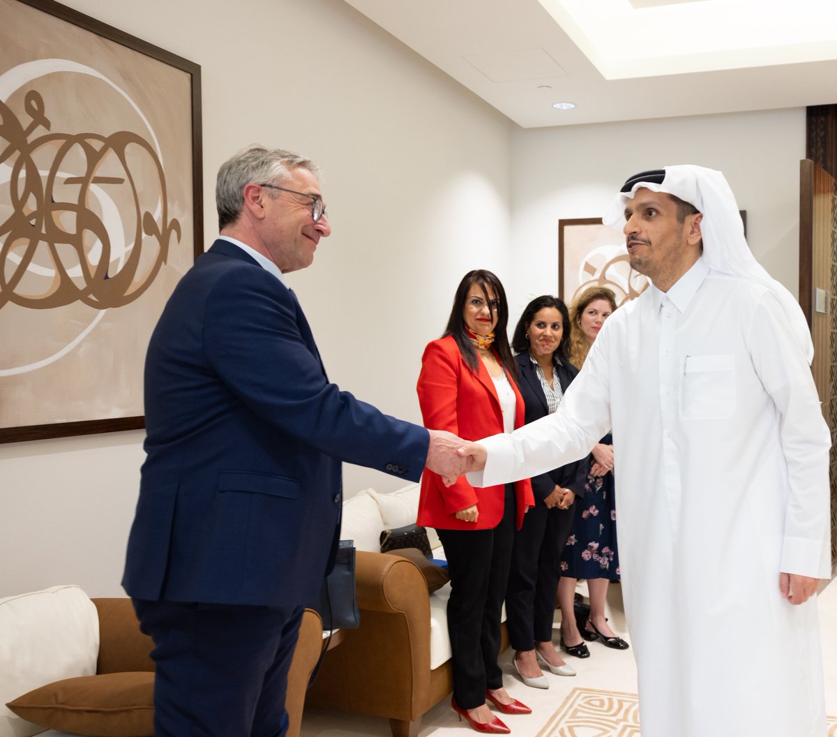 رئيس مجلس الوزراء وزير الخارجية <a href="/MBA_AlThani_/">محمد بن عبدالرحمن</a>  يستقبل وفداً من أعضاء البرلمان الفرنسي

#الخارجية_القطرية