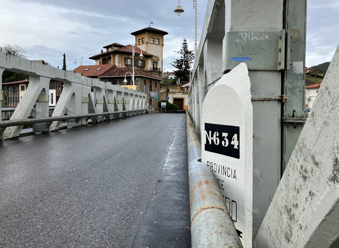carreterAStur's tweet photo. Unquera, años 70 y actualidá. Ponte de la N-634 cruciando de Cantabria a Asturies y al fondu Bustiu
Unquera, años 70 y actualidad. Puente de la N-634 cruzando de Cantabria a Asturias y al fondo Bustio.
#carreterastur #carretera #carreteranacional #n634 #unquera #bustio https://t.co/1b5rnaPvQx
