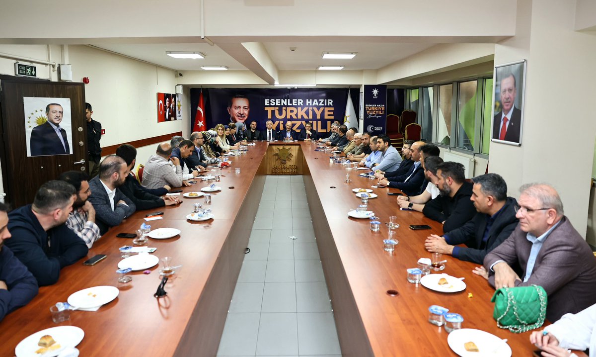 Esenler İlçe Başkanlığında İlçe Başkanımız Emrullah Erkuş ve Belediye Başkanımız Mehmet Tevfik Göksu ile ilçe yönetim kurulu toplantısına iştirak ettik