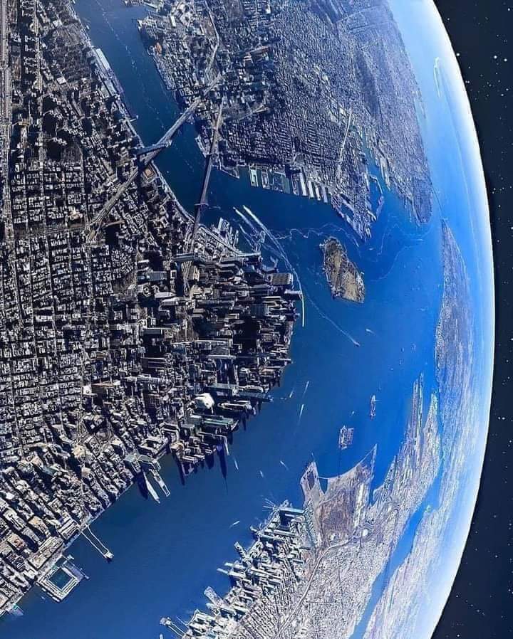 WorldNatGeo's tweet photo. Así se vería la Tierra desde el espacio si tuviera el tamaño de Plutón🤯 https://t.co/yjorZ7Zoaa