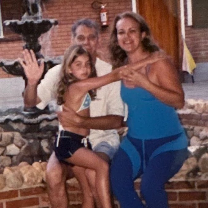 centraldalaiis's tweet photo. “Amo ver fotos antigas porque eu lembro de como eu era feliz com pouco. Viver um simples passeio no parque com as duas pessoas mais especiais da minha vida, não sei se existe a felicidade real, mas essa é a minha ideal, por essência. Somente SER humano.”

ㅡ Lais via Instagram https://t.co/iC8SYLhPR2