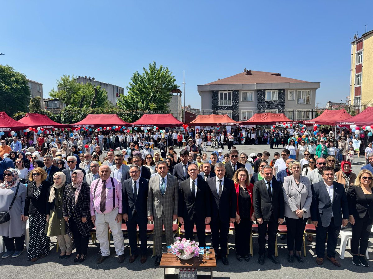 tcistanbulfatih's tweet photo. Kaymakamımız Sayın @csarili,  Geleceğin Yazarları Projesi İlçe Koordinatörlüğünü üstlenen Eşi Hediye Sarılı ile birlikte  öğrencilerimizin yıl boyu yazdıkları eserlerini sergiledikleri “Geleceğin Yazarları Fatih İlçe Kitap Fuarı"nı ziyaret etti.

📍Karagümrük Ortaokulu Bahçesi https://t.co/sjCTPsFumz