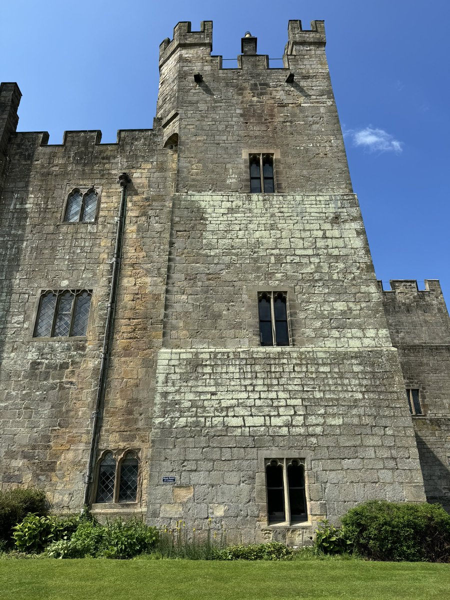 View of the Mount Raskelf tower at Raby Castle, County Durham 🏴󠁧󠁢󠁥󠁮󠁧󠁿 #towertuesday #castle