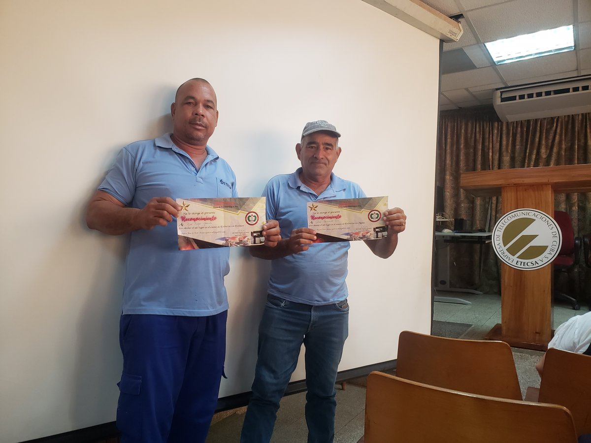 En el matutino de @ETECSA_Cuba #CiegodeAvila se entregó a la Brigada de protección contra incendios el trofeo por haber obtenido el tercer lugar en la competencia de habilidades realizadas en la Jornada. Felicidades a estos #AvileñosEnLinea