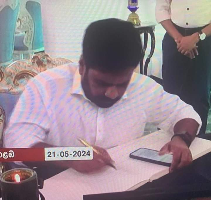 trolljeppo's tweet photo. 70 පැන්න ඉගෙනගත්ත නැති මයිනා vs Bachelor of Science Graduated තරුණ මහතා https://t.co/mmVaTLMpwU