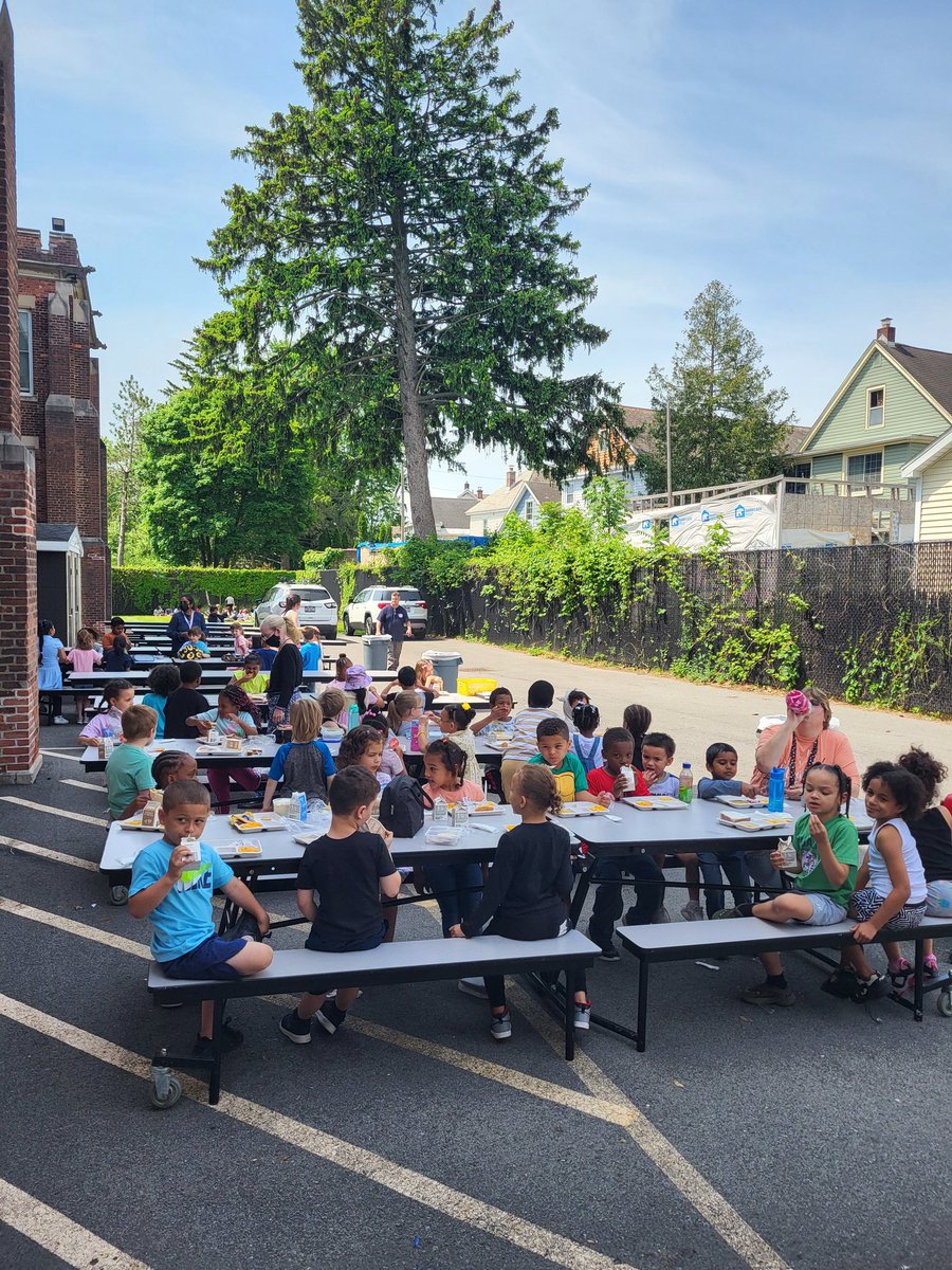 HoweSCSD's tweet photo. When it's voting day and the polls are using your gymcafetorium, you create an outdoor lunch day for the students. Everyone did amazing to help and the kids loved it. #HoweHawks @HoweSCSD @SCSchools https://t.co/OWkX8rRKMA