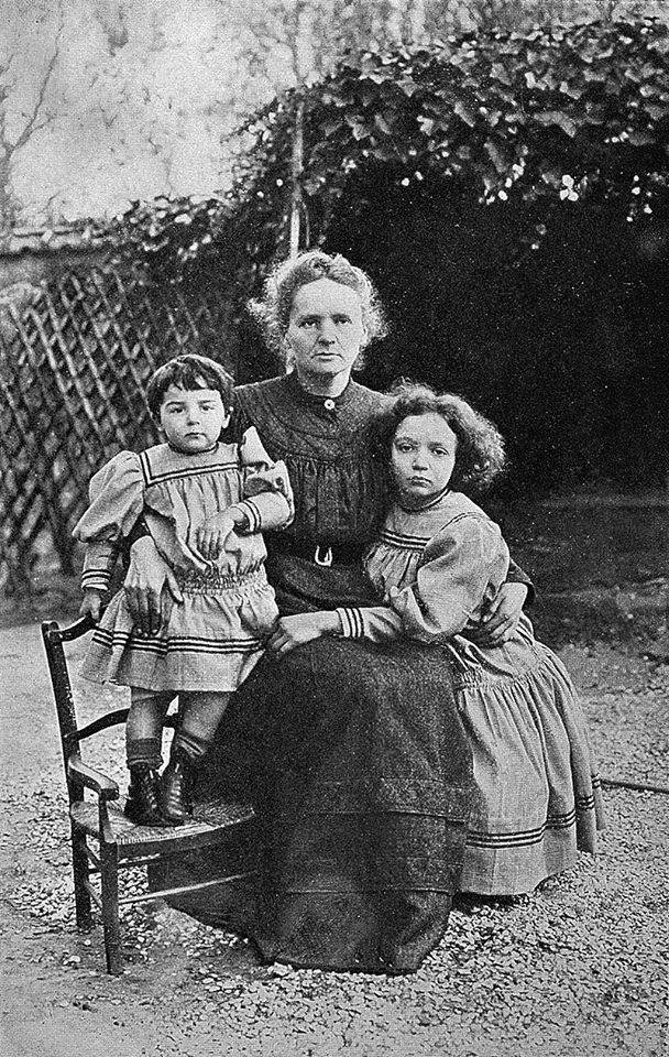 Marie Curie y sus hijas, Ève e Irène, en 1908🙀👇 📸 Créditos a quien corresponda