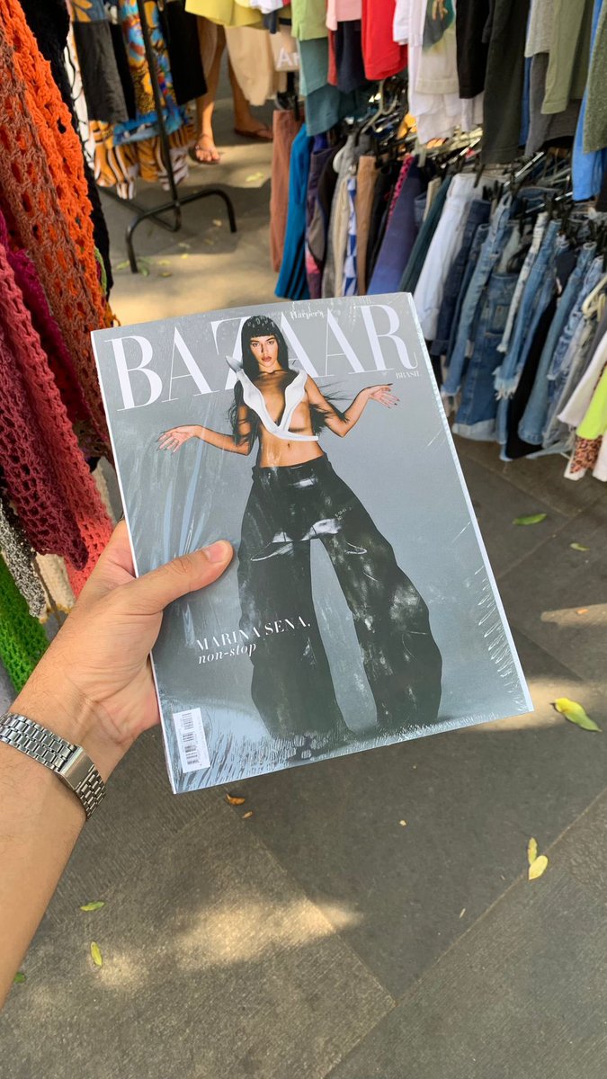 Já tem seners encontrando nas bancas a Revista Bazaar, com a Marina Sena na capa. Tá linda demais, quem encontrar, posta e marca o QG nas redes✨💋🖤