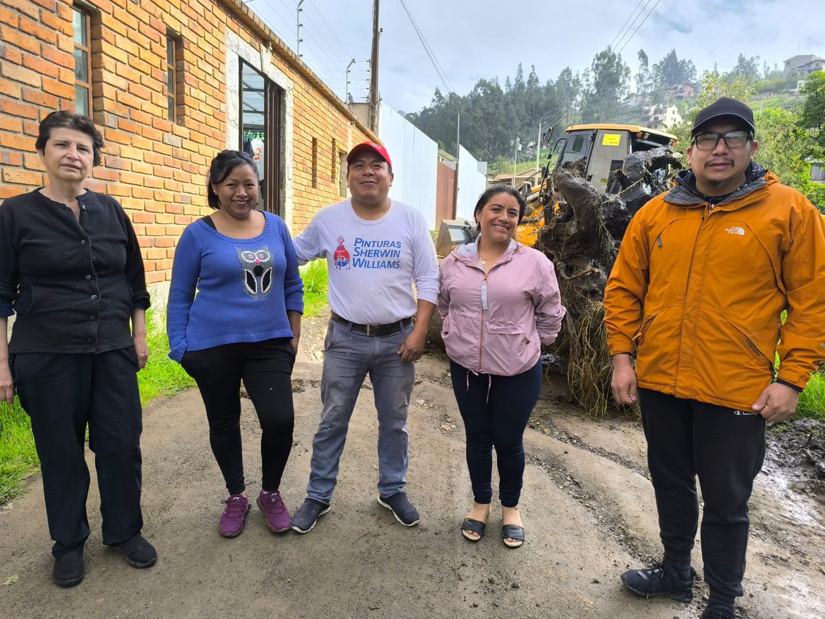 cuenca_dir_gob's tweet photo. 🚜Trabajamos de manera articulada para bien de nuestra #Cuenca
🤝Gestión #urbana conjuntamente con la ciudadanía y la Dirección de Obras Públicas, se efectuó una minga de limpieza en la quebrada #Shoron en el barrio Unión de La Playa parroquia #Yanuncay.
#CuencaSeTransforma 🚀 https://t.co/kZmnyyOt7i