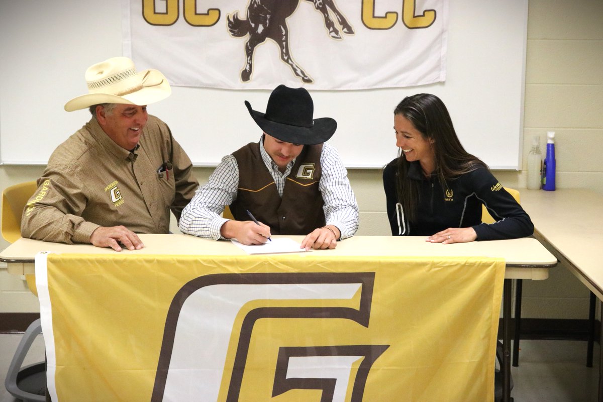 The Garden City Community College Rodeo Team signed another Broncbuster today! Welcome to #BusterNation, Braden! #RodeoTeam🐎