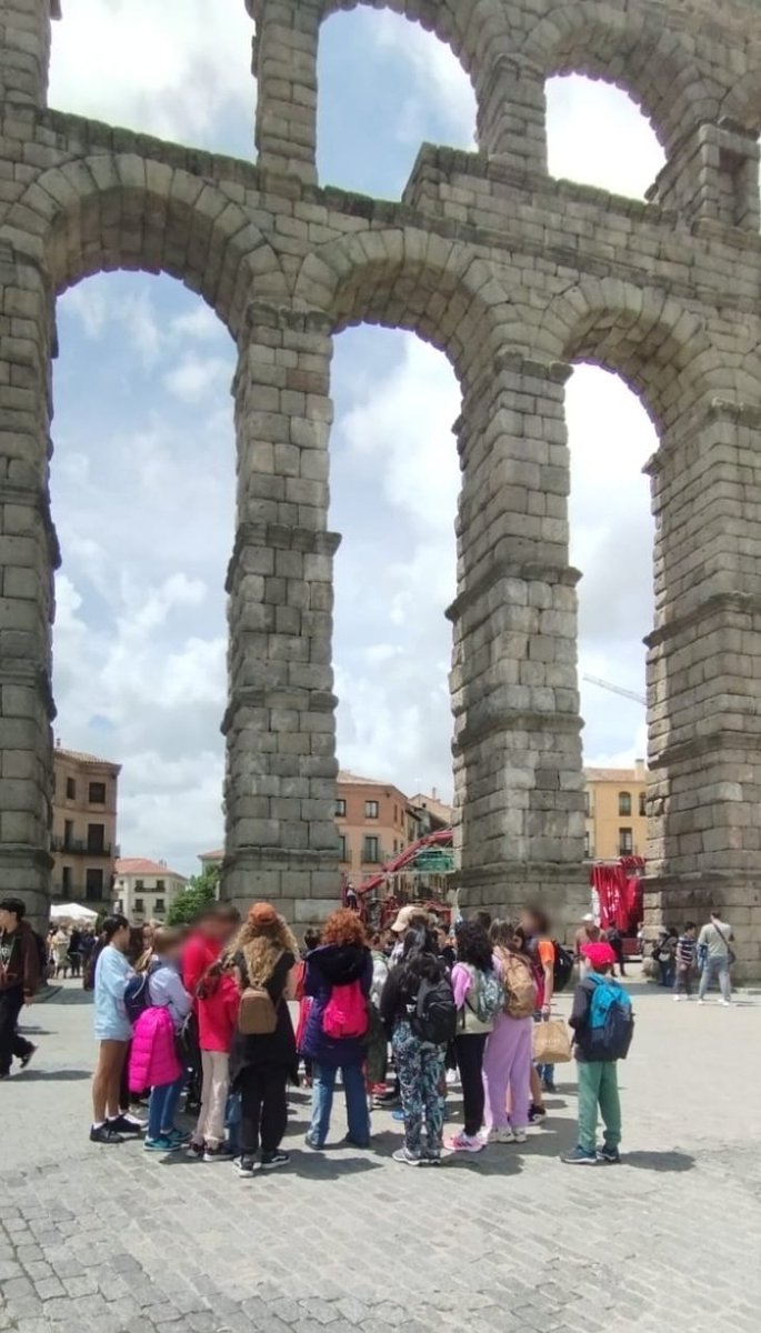 CEIP_VFerrer's tweet photo. Caminan ya por tierras castellanas nuestra promoción de 6°EP que disfruta de una merecida excursión de fin de curso. Hoy han visitado Segovia, Olmedo e Íscar donde pernoctarán y descansarán esperando nuevas y apasionantes aventuras.
@CEIP_VFerrer https://t.co/mUbYUu0gJP