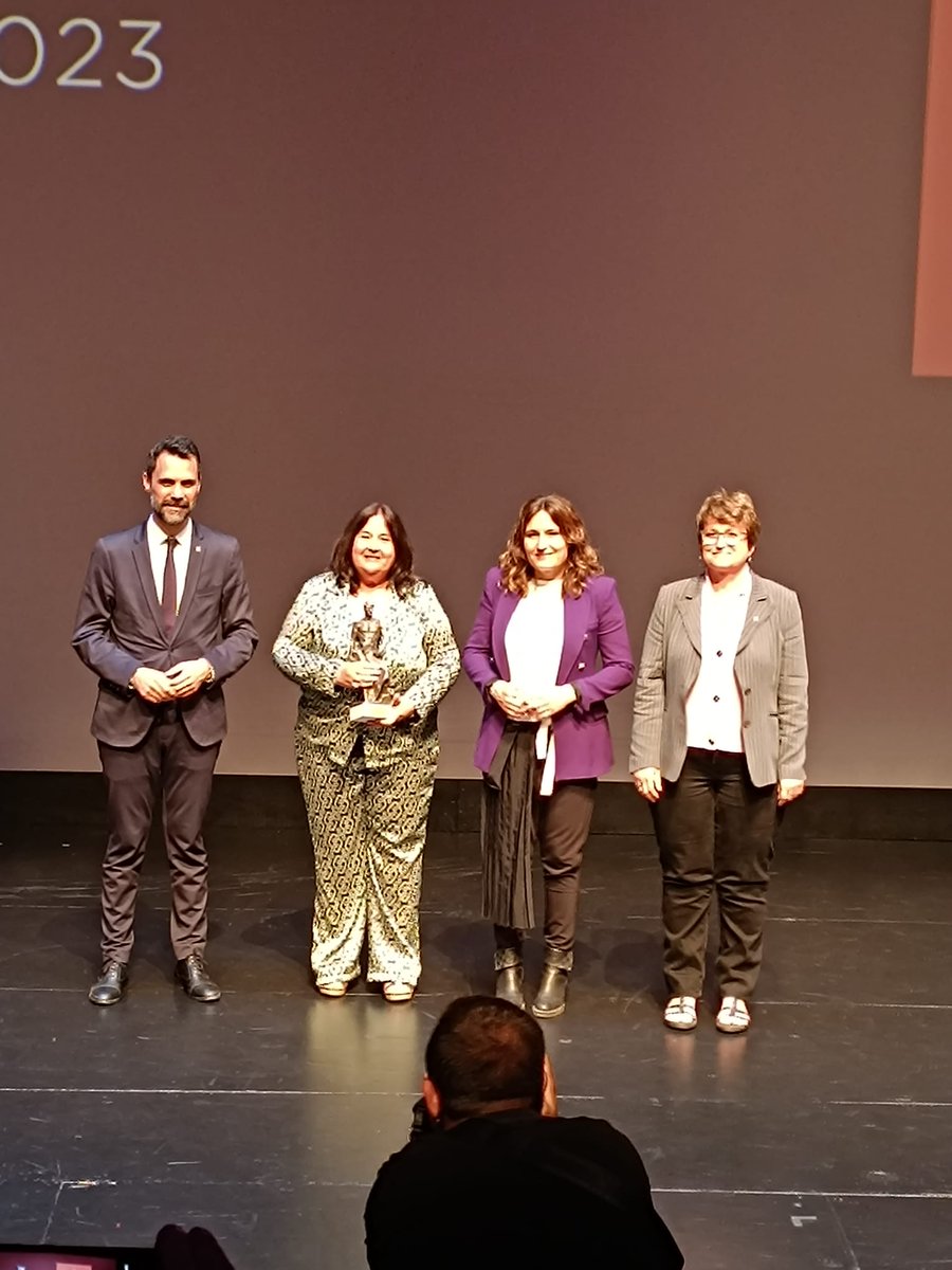 Avui s'ha guardonat amb el Premi FPCAT, a la @RosaMariCCOO , per la seva incansable, apassionada i rigorosa trajectòria individual per la Formació Professional de #Catalunya . #GràciesPerTant #SempreAgraïdes #OrgullCCOO