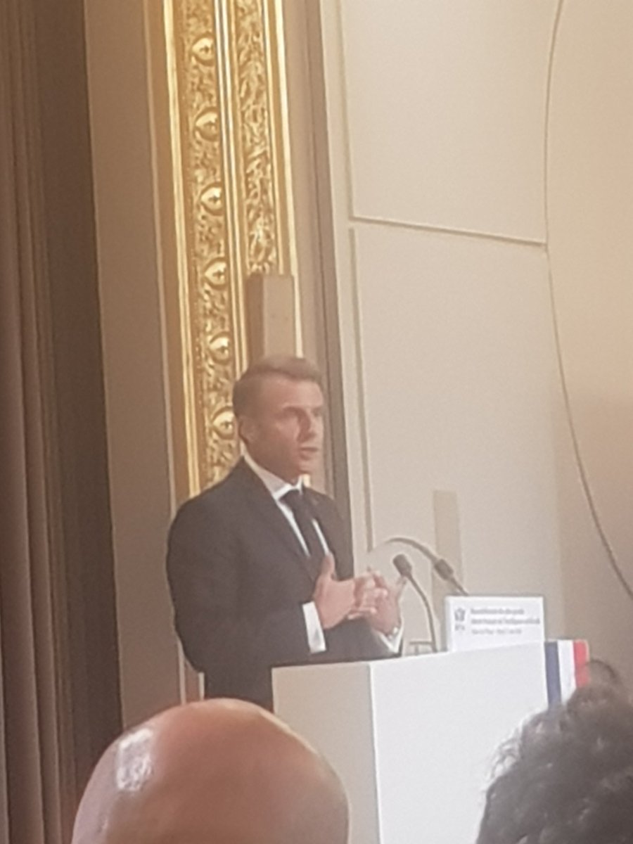 Annonces @Elysee du PR concernant la stratégie française en matière d'IA : (i) former 100.000 experts dans l'IA d'ici 2030 (ii) investir 400 millions de plus dans les grands centres de formation en IA @CNNum