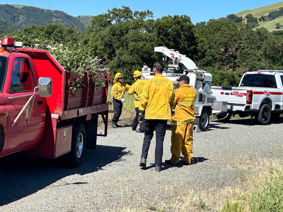 calfireSCU's tweet image. Firefighters from #CALFIRESCU &amp;amp; @AlamedaCoFire have been working together to provide chipper services to residents in high fire severity zones.
We are thrilled to collaborate with #ACFD to make a more fire resilient community.
Info: readyforwildfire.org
#WildFirePreparedness