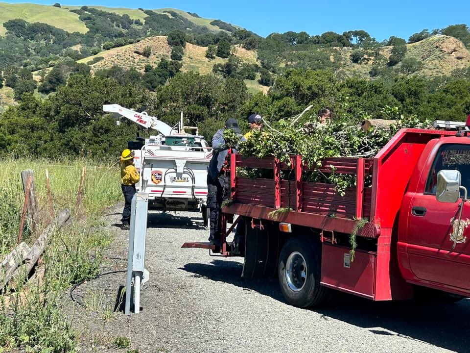 calfireSCU's tweet image. Firefighters from #CALFIRESCU &amp;amp; @AlamedaCoFire have been working together to provide chipper services to residents in high fire severity zones.
We are thrilled to collaborate with #ACFD to make a more fire resilient community.
Info: readyforwildfire.org
#WildFirePreparedness