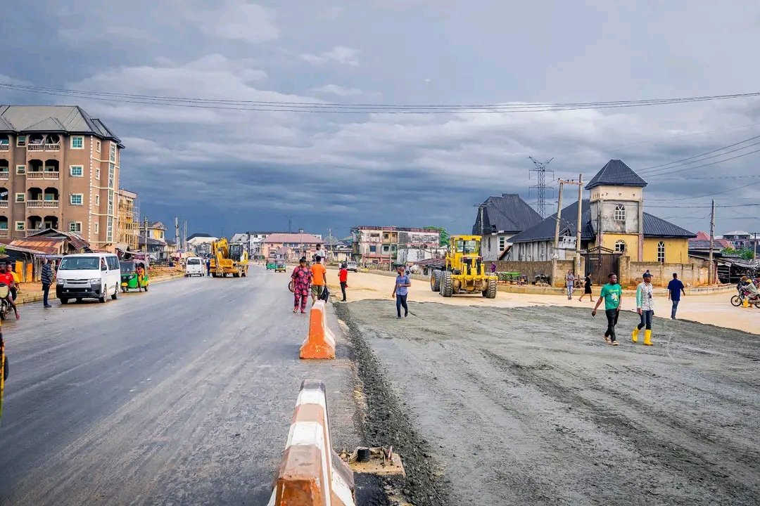 Somehow,  we just have to thank God that previous governments didn't construct this Portharcourt road because I'm not sure they would have given us something better than this. 😁😁

God bless Abia state.