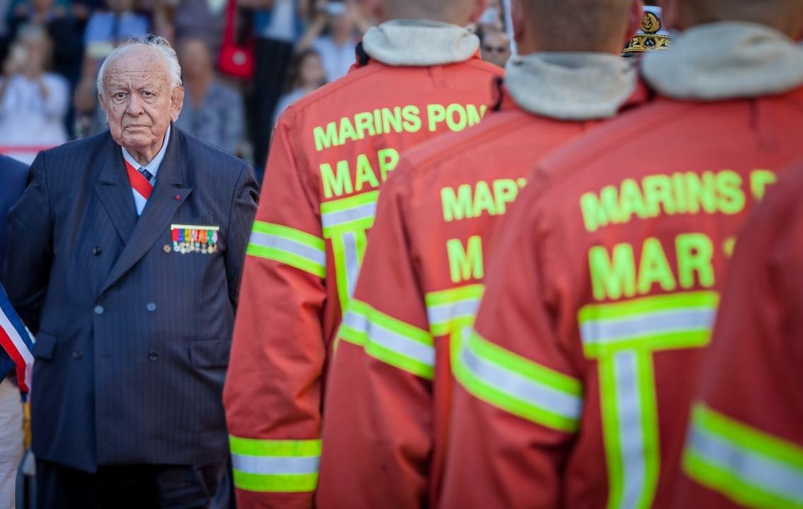 Les marins-pompiers de @marseille saluent la mémoire de M. Jean-Claude Gaudin qui, pendant 25 ans, en tant que maire, a été leur directeur des opérations de secours. En 2016, il avait été fait quartier-maître d'honneur par le chef d'état-major de la Marine.