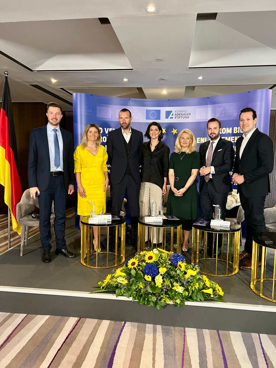 OD VELIKOG PROŠIRENJA KA BRZOM PROŠIRENJU?
Dvadeset godina od Velikog proširenja Evropske unije
#stefansurlic <a href="/KASonline/">Adenauer-Stiftung</a> <a href="/devcic_jakov/">Jakov Devčić🇪🇺🇩🇪🇷🇸🇺🇦</a> @MINEIsrb@BledStratForum 
<a href="/MarkoIvas/">Marko Ivas</a> <a href="/MaiaMazurkiewic/">Maia Mazurkiewicz</a> <a href="/eusrbija/">EU u Srbiji</a>