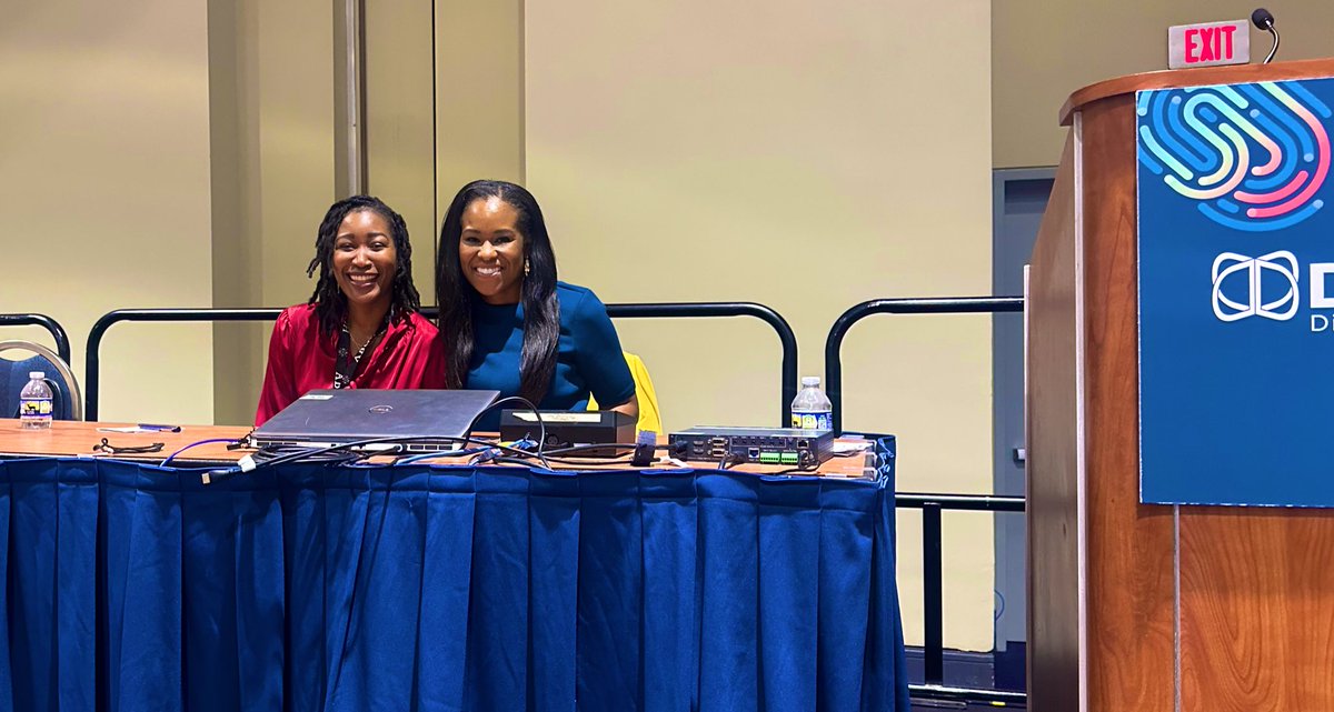 Somehow our first time moderating a session together. 😘 @IssakaMD Perfect way to end #DDW2024. @AmerGastroAssn @DDWMeeting @blackingastro #AGAGastroSquad