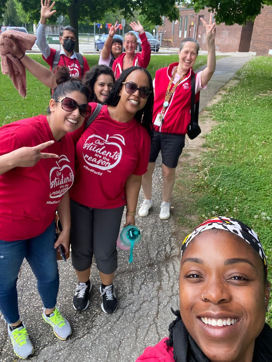 Check out @WillowParkJr next level #redfored #ettredfored ! Walking in together at their school 15 minutes before the bell rings. Feeling the #solidarity with these ETT members! Yessss!