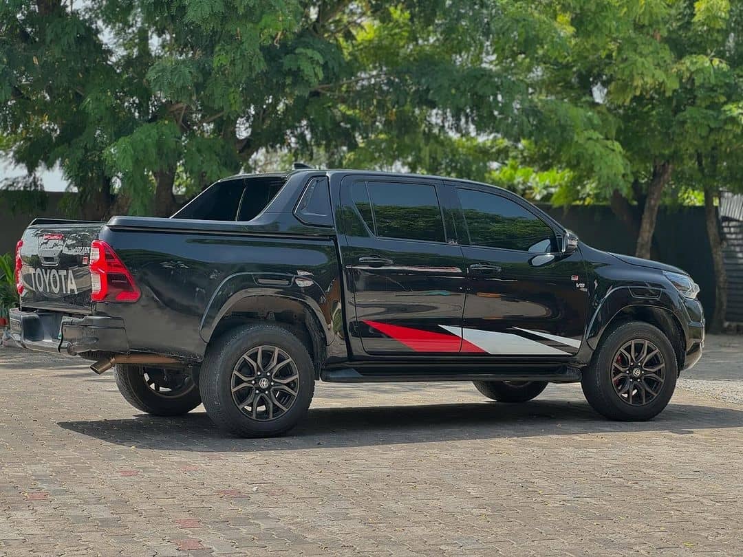*2023 TOYOTA HILUX GR AVAILABLE FOR SALE* . 

Less than a year Used, Full Option, Well Maintained, genuine documents and duty Paid.

STATUS: Cleared✅

 *PRICE: 90.500,000* 

Location: Lekki Lagos

This looks very official