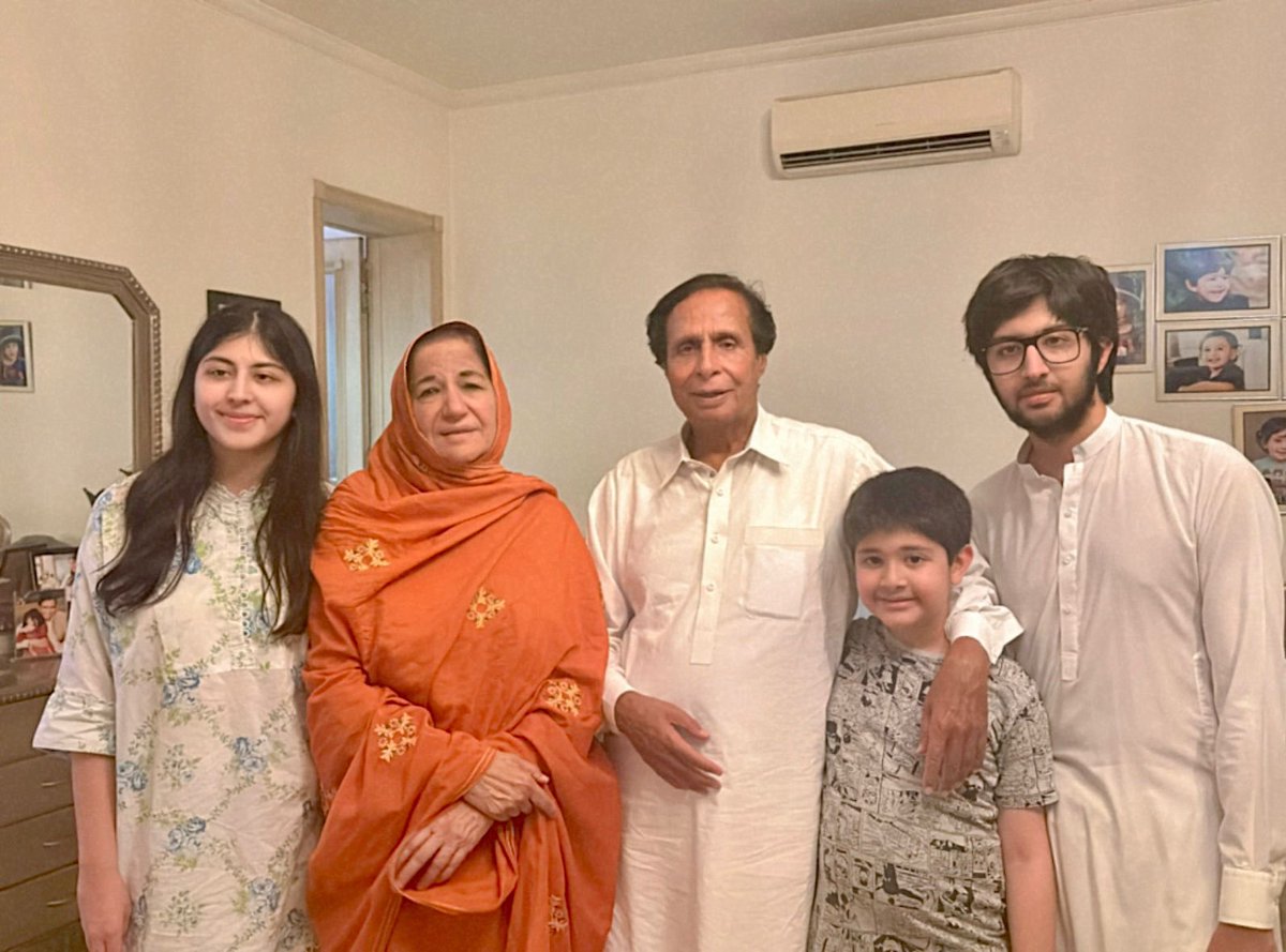 سابق وزیر اعلیٰ پنجاب چوہدری پرویز الہیٰ رہا ہو کر گھر پہنچ چکے ہیں